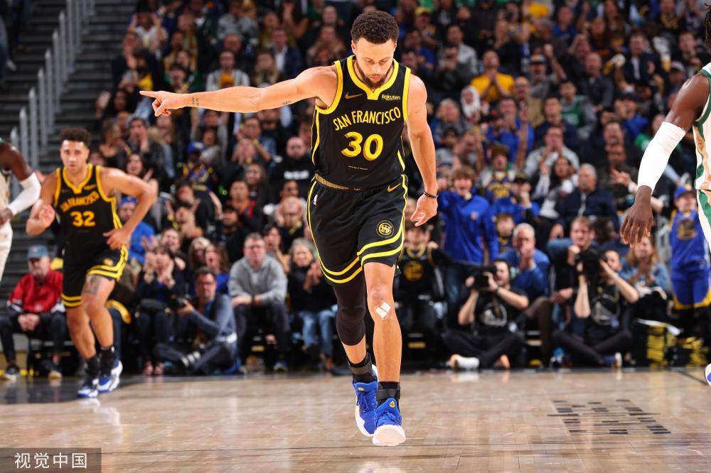 轻人拿起球 轻人拿起球