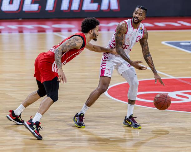 经历了一系 经历了一系